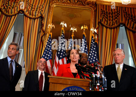 13. März 2007 - Washington, DC, USA - Sprecher des Repräsentantenhauses NANCY PELOSI (D -CA) spricht mit Reportern über neue und kommende "Verantwortlichkeit Rechtsvorschriften," das Haus Demokraten tout als Ausübung Kongress Scheck auf den Ausbau der Exekutive der Regierung. Pelosi erschien mit Mitgliedern der th Stockfoto