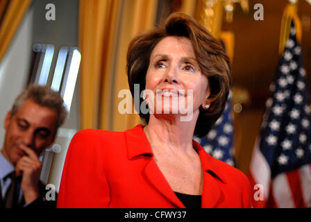 13. März 2007 - Washington, DC, USA - Sprecher des Repräsentantenhauses NANCY PELOSI (D -CA) und die demokratische Haus Führungsteam, einschließlich RAHM EMANUEL (D -IL), hinter Pelosi, trifft sich mit Reportern zu diskutieren, neue und kommende "Verantwortlichkeit Rechtsvorschriften," das Haus Demokraten tout als Ausübung Kongress Chec Stockfoto