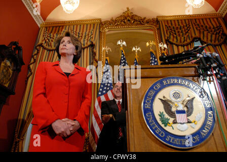 13. März 2007 - Washington, DC, USA - Sprecher des Repräsentantenhauses NANCY PELOSI (D -CA) und das demokratische Haus Leadership Team trifft sich mit Reportern zu diskutieren, neue und kommende "Verantwortlichkeit Rechtsvorschriften," das Haus Demokraten tout als Ausübung Kongress Scheck auf den Ausbau der Exekutive von g Stockfoto