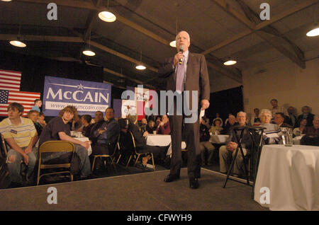 Presidential hoffnungsvollen Senator John McCain, R -ARIZ, spricht während einer Bürgerversammlung auf Mittwoch, 14. März 2007, Alton, Iowa. McCain sagte einer Menschenmenge von der republikanischen Hochburg des nordwestlichen Iowa, dass die Partei Grundsätze für die Leistung beeinträchtigt hat und zur republikanischen Werte der kleinen Gover zurück muss Stockfoto