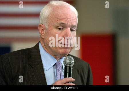 Presidential hoffnungsvollen Senator John McCain, R -ARIZ, spricht während einer Bürgerversammlung auf Mittwoch, 14. März 2007, Alton, Iowa. McCain sagte einer Menschenmenge von der republikanischen Hochburg des nordwestlichen Iowa, dass die Partei Grundsätze für die Leistung beeinträchtigt hat und zur republikanischen Werte der kleinen Gover zurück muss Stockfoto