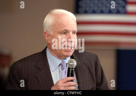 Presidential hoffnungsvollen Senator John McCain, R -ARIZ, spricht während einer Bürgerversammlung auf Mittwoch, 14. März 2007, Alton, Iowa. McCain sagte einer Menschenmenge von der republikanischen Hochburg des nordwestlichen Iowa, dass die Partei Grundsätze für die Leistung beeinträchtigt hat und zur republikanischen Werte der kleinen Gover zurück muss Stockfoto