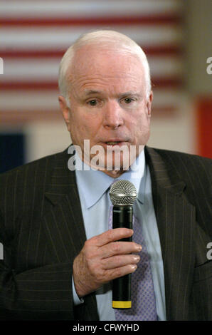 Presidential hoffnungsvollen Senator John McCain, R -ARIZ, spricht während einer Bürgerversammlung auf Mittwoch, 14. März 2007, Alton, Iowa. McCain sagte einer Menschenmenge von der republikanischen Hochburg des nordwestlichen Iowa, dass die Partei Grundsätze für die Leistung beeinträchtigt hat und zur republikanischen Werte der kleinen Gover zurück muss Stockfoto