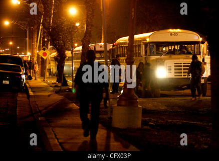 März 15, 2007 Calexico, CA White Busse Linie einen Parkplatz in Calexico, Kalifornien am 04:30, auf der Seite der Vereinigten Staaten der USA / Mexiko Grenzübergang von Mexicali, Baja California. Labor Fremdfirmen warten, da Arbeitnehmer Busse gebunden für Felder im Imperial Valley sowie Yuma, Arizona. Mand füllen Stockfoto