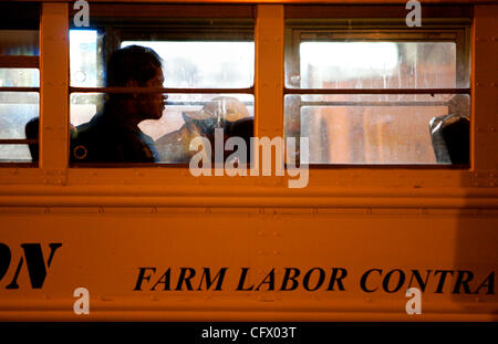 Beleuchten Sie 15. März, 2007 Calexico, CA Streetlights und blinkende Werbung an der U.S./Mexico Grenze, die Innenseite eines Busses bei 04:30, wo Arbeitnehmer warten gefahren werden, in der Nähe der Felder im Imperial Valley oder Yuma, Arizona, auf der Suche nach Arbeit Tages Ernte Produce. Mandatory Credit Foto von Laura Stockfoto