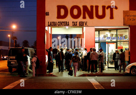 März 15, 2007 Calexico, CA Workers mischen sich vor einem Donut-Shop zwei Blocks von der U.S./Mexico Grenze, in der Nähe von Dämmerung, nachdem die meisten Busse, gefüllt mit Arbeiter, für die Felder verlassen haben. Mitarbeiter beschweren sich, dass gibt es nicht genügend Arbeitsplätze, während Unternehmer beklagen, dass sie nicht genug workers. Mandator Stockfoto