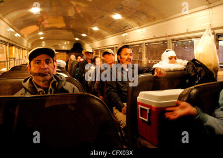 März 15, 2007 Calexico, CA LUIZ GUZMAN Mexicali, links, wartet in einem umgebauten Schulbus in Calexico, Kalifornien, um 05:00, zusammen mit anderen Arbeitnehmer werden zum Imperial Valley Felder geführt werden bis zur Ernte lokalen produzieren.  Mandatory Kredit Foto von Laura Embry/San Diego Union-Tribune/Zum Stockfoto