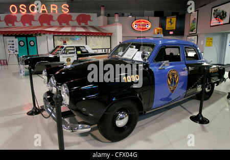 10. März 2007, San Diego, Kalifornien, USA  Dies ist 1950 Studebaker die angepasst wurde, als Gotham City Police Car, für den Kinofilm "Batman Forever".   Es ist auf dem Display an das San Diego Automotive Museum in Balboa Park am Sonntag zusammen mit anderen in der Sammlung von Vintage Polizeiautos Stockfoto