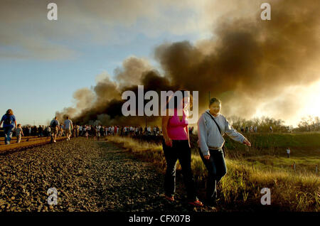 Fußgänger finden ihren Weg in und aus einem Zug Bock Feuer auf Donnerstag, 15. März 2007 in der Nähe von Cal Expo. (Der Sacramento Bee Hector Amezcua) Stockfoto