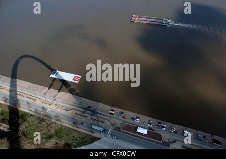 Der Gateway Arch wirft einen Schatten entlang des Mississippi River Waterfront in der Innenstadt von St. Louis. Abgeschlossen im Jahr 1965, erinnert die 630 ft hoch Denkmal, Thomas Jefferson und der Westexpansion der Vereinigten Staaten. Stockfoto