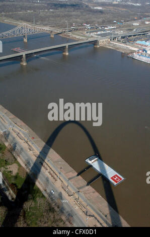 Der Gateway Arch wirft einen Schatten entlang des Mississippi River Waterfront in der Innenstadt von St. Louis. Abgeschlossen im Jahr 1965, erinnert die 630 ft hoch Denkmal, Thomas Jefferson und der Westexpansion der Vereinigten Staaten. Stockfoto