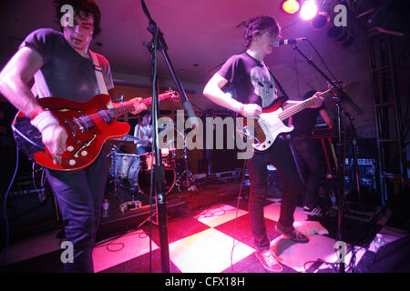 Tokyo Police Club durchführen im Mixer House am 17. März 2007 im Süden durch Southwest 2007 Sxsw.  Greg Alsop: Drums, Percussion Josh Hook: Gitarre, Percussion Dave Monks: Gesang, Bass (hat der schwarze Totenkopf T-shirt auf) Graham Wright: Keyboards, Gesang Stockfoto