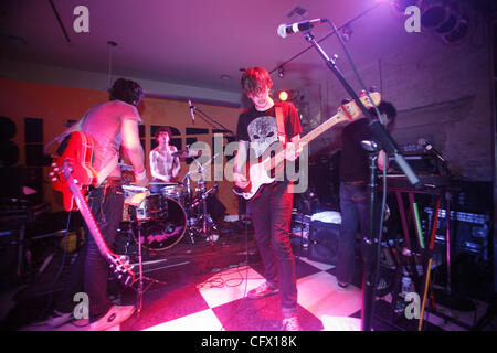 Tokyo Police Club durchführen im Mixer House am 17. März 2007 im Süden durch Southwest 2007 Sxsw.  Greg Alsop: Drums, Percussion Josh Hook: Gitarre, Percussion Dave Monks: Gesang, Bass (hat der schwarze Totenkopf T-shirt auf) Graham Wright: Keyboards, Gesang Stockfoto