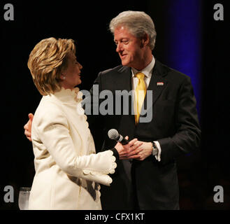 18. März 2007 schmiegt sich an seine Frau hielt Presidential hoffnungsvollen HILLARY CLINTON in einer Kampagne Spendenaktion im Sheraton New York - New York, NY, USA - ehemaliger Präsident BILL CLINTON. (Kredit-Bild: © Nancy Kaszerman/ZUMA Press) Stockfoto