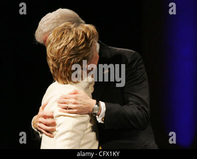 18. März 2007 schmiegt sich an seine Frau hielt Presidential hoffnungsvollen HILLARY CLINTON in einer Kampagne Spendenaktion im Sheraton New York - New York, NY, USA - ehemaliger Präsident BILL CLINTON. (Kredit-Bild: © Nancy Kaszerman/ZUMA Press) Stockfoto