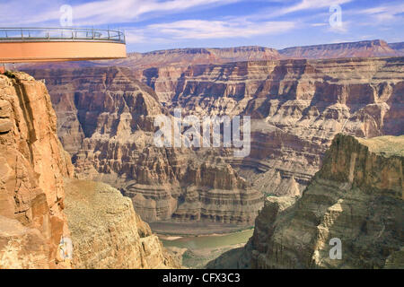 20. März 2007 - Hualapai Indian Reservation, AZ, USA - drei Jahre in der Herstellung, der Hualapai Stamm Skywalk für die Öffentlichkeit geöffnet vom 20. März mit einem hufeisenförmigen, Glasboden-65-Fuß breite Gehweg hergestellt aus 1.200 Pfund Glas, das 70 Fuß vom Rand des Grand Canyon West erstreckt sich.  Ich Stockfoto