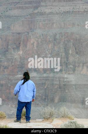 20. März 2007 - Hualapai Indian Reservation, AZ, steht USA - A Hualapai Stammesangehörige am Rande des Grand Canyon West, Vermessung die Schönheit des Grand Canyons. Drei Jahre in der Herstellung der Hualapai Stamm Skywalk für die Öffentlichkeit geöffnet vom 20. März mit einem hufeisenförmigen, Glasboden-65-Fuß Stockfoto