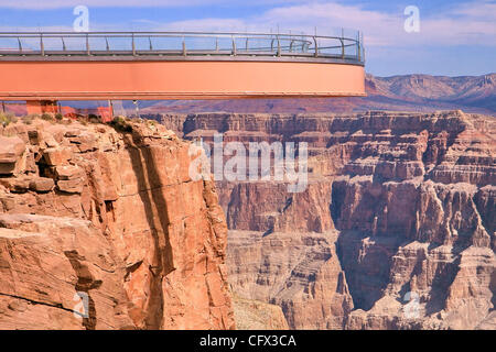 20. März 2007 - Hualapai Indian Reservation, AZ, USA - drei Jahre in der Herstellung, der Hualapai Stamm Skywalk für die Öffentlichkeit geöffnet vom 20. März mit einem hufeisenförmigen, Glasboden-65-Fuß breite Gehweg hergestellt aus 1.200 Pfund Glas, das 70 Fuß vom Rand des Grand Canyon West erstreckt sich.  Ich Stockfoto