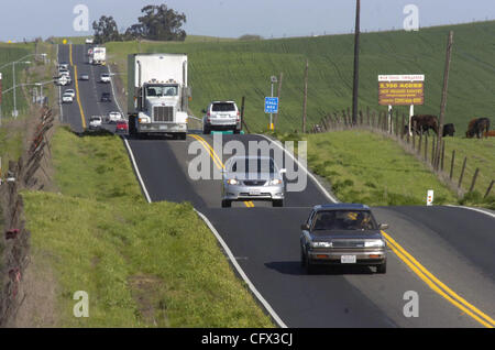 Hwy. 12 am frühen Nachmittag pendeln, ein paar Meilen außerhalb von und Blick nach Osten in Richtung Rio Vista, Kalifornien auf Montag, 19. März 2007. Vier tödliche Unfälle mit fünf Todesfälle sind auf dem Highway seit 6. März eingetreten.  (Herman Bustamante Jr./Contra Costa Times) Stockfoto