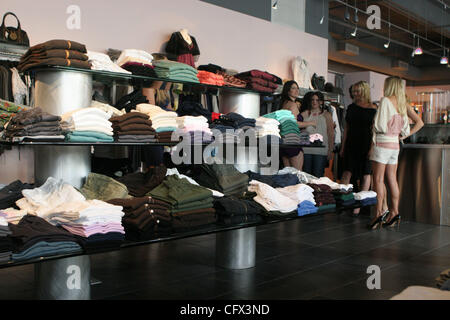 21. März 2007 - Beverly Hills, CA, USA - innen bei Lisa Kline Beverly Hills Boutique-Feier. (Kredit-Bild: © Marianna Tag Massey/ZUMA Press) Stockfoto