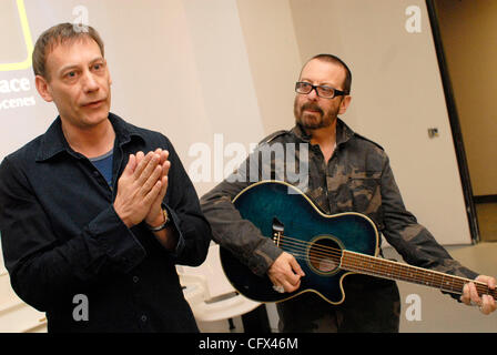 21. März 2007 - Los Angeles, CA, USA - Greenpeace Director Communications, Markierung WARFORD (L) und Musiker DAVE STEWART (R) mit Waffen von Masse Entertainment kündigen eine Partnerschaft, die Künstler im neuen GreenPeace Hollywoood-Büro, das neue Venture Haus pflegen wird. Stockfoto