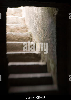 Treppe zu einer Höhle unterhalb einer Kirche in Antiqua, Guatemala Stockfoto