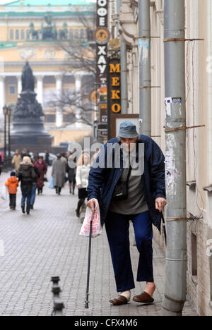 Der höchste Basketball-Spieler in der Geschichte des Basketballs braucht Hilfe.  März 22,2007. St.Petersburg,Russia. Im Bild: Alexander Sizonenko in der Straße von St. Petersburg.                             Alexander Sizonenko leidet unter Osteoporose (Osteoporose ist ein Zustand, gekennzeichnet durch eine Mietzinserhöhungen Stockfoto