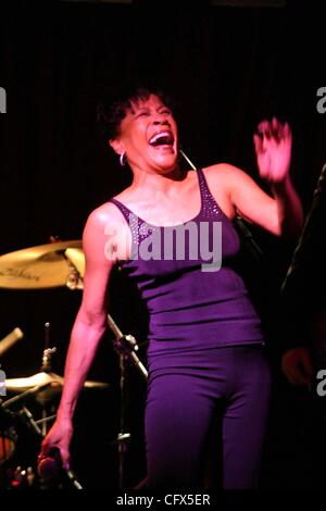 24. März 2007 - New York, New York, US - K52323BCO. Bettye Lavette und The Mississippi Mud All Stars treten bei b.b. Kings Blues Club in New York City 24.03.2007. (Kredit-Bild: © Bruce Cotler/Globe Photos/ZUMAPRESS.com) Stockfoto