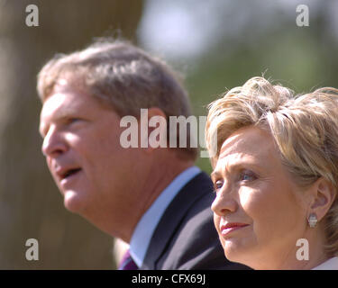 Präsidentschaftskandidat Senator Hillary Rodham Clinton (D -NY) hört auf ehemalige demokratische Präsidentschaftskandidat und ehemaliger Gouverneur von Iowa Tom Vilsack, wie er ihre Kandidatur auf einer Pressekonferenz am in Des Moines, 26. März 2007 unterstützt. Foto Copyright Kim Morris. Stockfoto