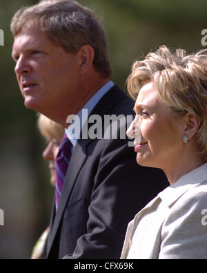 Präsidentschaftskandidat Senator Hillary Rodham Clinton (D -NY) hört auf ehemalige demokratische Präsidentschaftskandidat und ehemaliger Gouverneur von Iowa Tom Vilsack, wie er ihre Kandidatur auf einer Pressekonferenz am in Des Moines, 26. März 2007 unterstützt. Foto Copyright Kim Morris. Stockfoto