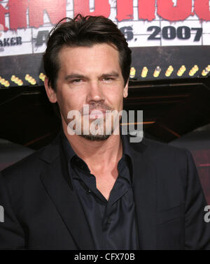 26. März 2007; Los Angeles, Kalifornien, USA; Schauspieler JOSH BROLIN auf der "Grindhouse" Los Angeles Premiere statt am Orpheum Theater, Downtown Los Angeles obligatorisch Credit: Foto von Paul Fenton/ZUMA Press. (©) Copyright 2007 von Paul Fenton Stockfoto