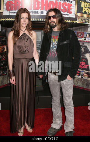 26. März 2007; Los Angeles, Kalifornien, USA; Musiker ROB ZOMBIE und Frau SHERI MOON auf der "Grindhouse" Los Angeles Premiere statt am Orpheum Theater, Downtown Los Angeles obligatorisch Credit: Foto von Paul Fenton/ZUMA Press. (©) Copyright 2007 von Paul Fenton Stockfoto