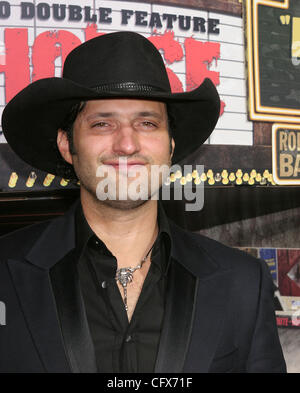 26. März 2007; Los Angeles, Kalifornien, USA;  Regisseur ROBERT RODRIGUEZ auf der "Grindhouse" Los Angeles Premiere statt am Orpheum Theater, Downtown Los Angeles obligatorisch Credit: Foto von Paul Fenton/ZUMA Press. (©) Copyright 2007 von Paul Fenton Stockfoto