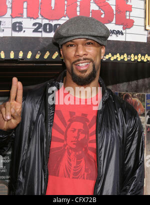 26. März 2007; Los Angeles, Kalifornien, USA;  Rapper COMMON ein auf der "Grindhouse" Los Angeles Premiere statt am Orpheum Theater, Downtown Los Angeles obligatorisch Credit: Foto von Paul Fenton/ZUMA Press. (©) Copyright 2007 von Paul Fenton Stockfoto