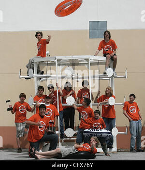 27. März 2007 - Jupiter, FL, USA - Mitglieder des Jupiter High School Mars-Robotik-Teams in der nationalen Turnier in Atlanta im April antreten.  (Kredit-Bild: © Thomas Cordy/Palm Beach Post/ZUMA Press) Einschränkungen: USA Tabloid Rechte heraus! Stockfoto