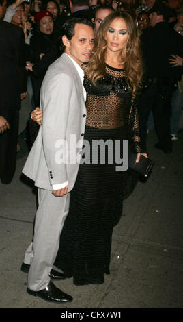 27. März 2007 ankommen - New York, NY, USA - MARC ANTHONY und seine Frau-Sängerin JENNIFER LOPEZ für ihr Record-Release-Party für ihre neue CD "Como Ama Uma Mujer" im Rampenlicht Leben statt. (Kredit-Bild: © Nancy Kaszerman/ZUMA Press) Stockfoto