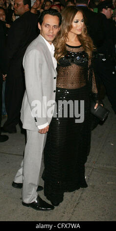 27. März 2007 ankommen - New York, NY, USA - MARC ANTHONY und seine Frau-Sängerin JENNIFER LOPEZ für ihr Record-Release-Party für ihre neue CD "Como Ama Uma Mujer" im Rampenlicht Leben statt. (Kredit-Bild: © Nancy Kaszerman/ZUMA Press) Stockfoto