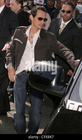 28. März 2007 - Bronx, NY, USA - Sänger MARC ANTHONY auf seine Frau und Sängerin JENNIFER LOPEZ aussehen für ihre erste spanische Album "Como Ama Una Mujer" bei FYE Music Store in ihrer Heimatstadt Bronx, NY. (Kredit-Bild: © Nancy Kaszerman/ZUMA Press) Stockfoto