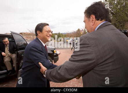 New Mexico Gouverneur Bill Richardson (rechts) begrüßt der chinesische Botschafter Zhou Wenzhong, als der Botschafter am Amtssitz des Gouverneurs in Santa Fe, NM, Freitag, 30. März 2007 kommt. Richardson, einen demokratischen Präsidentschaftskandidaten reist nach Nordkorea im April Treffen mit Regierung offi Stockfoto