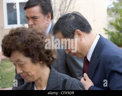 Chinas Botschafter in den Vereinigten Staaten, Zhou Wenzhong (von rechts), New-Mexico Gouverneur Bill Richardson und der Botschafter Frau Xie Shumin, machen ihren Weg ins Innere am Amtssitz des Gouverneurs in Santa Fe, NM, Freitag, 30. März 2007, bevor Richardson mit dem Botschafter trafen. Apropos Stockfoto