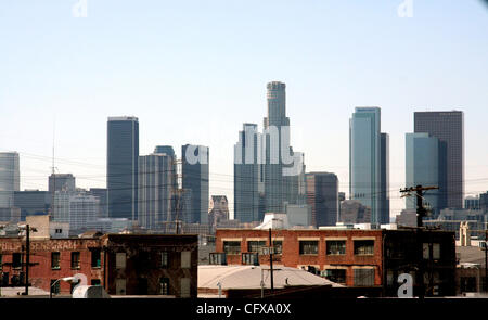 1. April 2007 - Los Angeles, CA, USA - eine Ansicht von Downtown Los Angeles von der Autobahn i-5.  Im Vordergrund sind die heruntergekommenen Gebäude in der Nähe von Boyle Heights. (Kredit-Bild: © Camilla Zenz/ZUMA Press) Stockfoto