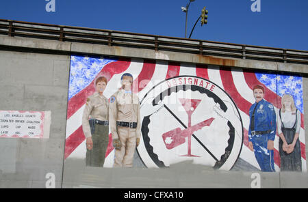 1. April 2007 gemalt - Los Angeles, CA, USA - A Wandmalereien an den Wänden, die die i-5 Autobahn in der Nähe von Boyle Heights Treiber nicht zu trinken und fahren Fragen ausgerichtet. (Kredit-Bild: © Camilla Zenz/ZUMA Press) Stockfoto