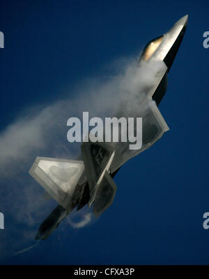 1. April 2007 - Ventura, Kalifornien, USA. Die F-22A Raptor führt während der 42. NBVC Airshow am Point Mugu AFB in Ventura Kalifornien wieder auf April 1,2007. DIE US Air Force hat die gesamte Flotte der f-22 Kämpfer, geerdet, nachdem Probleme mit Sauerstoffversorgung des Flugzeugs entstanden, sagten Beamte... Die Stockfoto