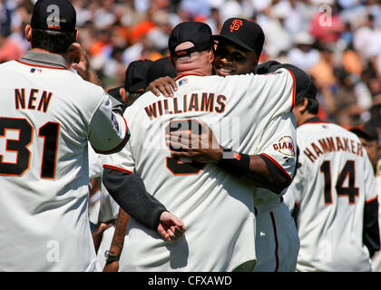 Riesen Slugger Barry Bonds umarmt ehemaligen riesigen Matt Williams während der Pre-game Zeremonien am Eröffnungstag im AT&T Park in San Francisco Dienstag, April 3,2007. Die Padres schlagen die Riesen 7-0. John Green/San Mateo County Times Stockfoto