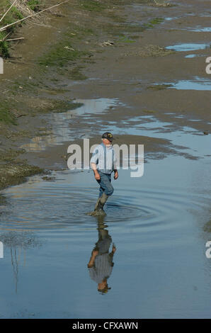 South Delta Bauer, die Joe Ratto über den nahen Fluss auf Dienstag, 3. April 2007 in der Nähe von Holt, Kalifornien Ratto Pumpe Spaziergänge nimmt Wasser aus dem Fluss und verteilt es auf seinen Feldern aber wenn Flusses niedrig ist, seine Pumpe beginnt spuckt Sand. (Eddie Ledesma/Contra Costa Times) Stockfoto