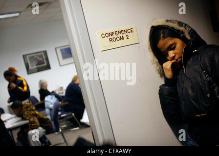 RENEE JONES SCHNEIDER ¥ reneejones@startribune.com.Minneapolis, MN - 2. April 2007 - Rena Littleton, 14, verbrachte ihre ersten Tag Spring breaks aus Nordosten Middle School in Minneapolis in der Mitte der Belegschaft auf Plymouth in Minneapolis ihren ersten Sommerjob durch das Step-up-Programm beantragen. Stockfoto