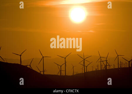 Propeller spin auf Windkraft erzeugen Turbinen bekannt als Windmühlen, die Energie bei Sonnenaufgang zu erzeugen. Stockfoto