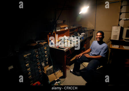 RENEE JONES SCHNEIDER • reneejones@startribune.com.Minneapolis, posierte für ein Bild in einem Physiklabor an der Universität von Minnesota MN - 6. April 2007 - Daniel Segura.  Segura ist ein McGuire Gelehrter an der Universität (Credit-Bild: © Minneapolis Star Tribune/ZUMA Press) Stockfoto