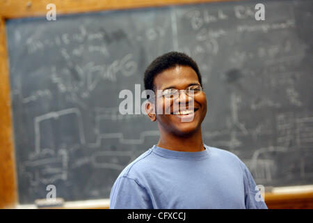 RENEE JONES SCHNEIDER • reneejones@startribune.com.Minneapolis, MN - 6. April 2007 - Daniel Segura, ein Absolvent von Blaine High School ist eine McGuire Scholar an der University of Minnesota.  (Kredit-Bild: © Minneapolis Star Tribune/ZUMA Press) Stockfoto