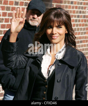 9. April 2007; New York, NY, USA;  Schauspielerin HALLE BERRY posiert für Fotos bei ihrem Auftritt in "The Late Show With David Letterman" statt an der Ed Sullivan Theater. Obligatorische Credit: Foto von Nancy Kaszerman/ZUMA Press. (©) Copyright 2006 von Nancy Kaszerman Stockfoto